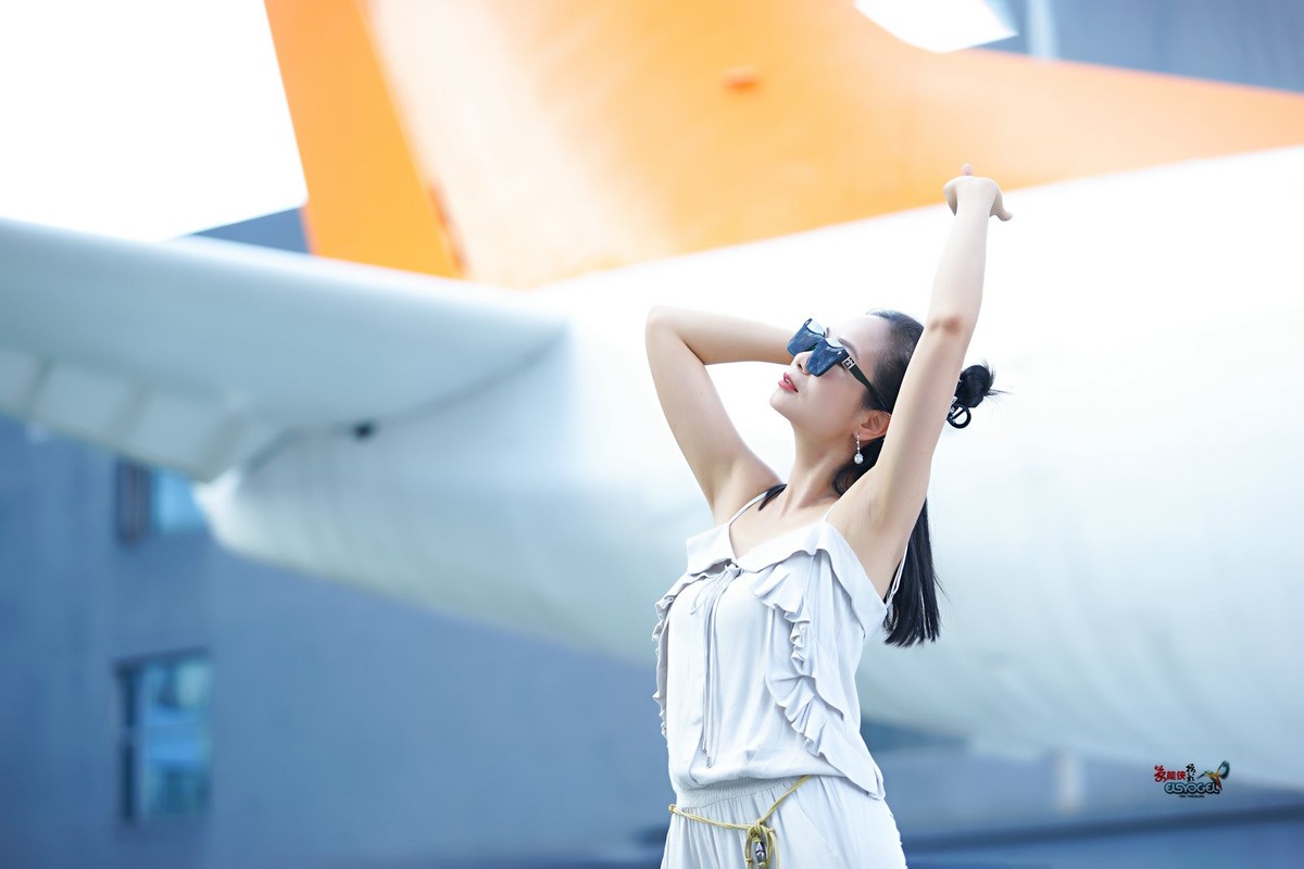 【飞机场酷炫美女】---丰银