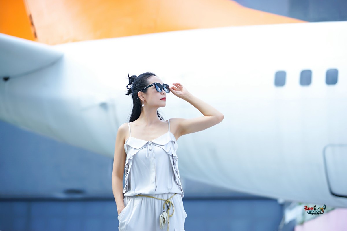 【飞机场酷炫美女】---丰银