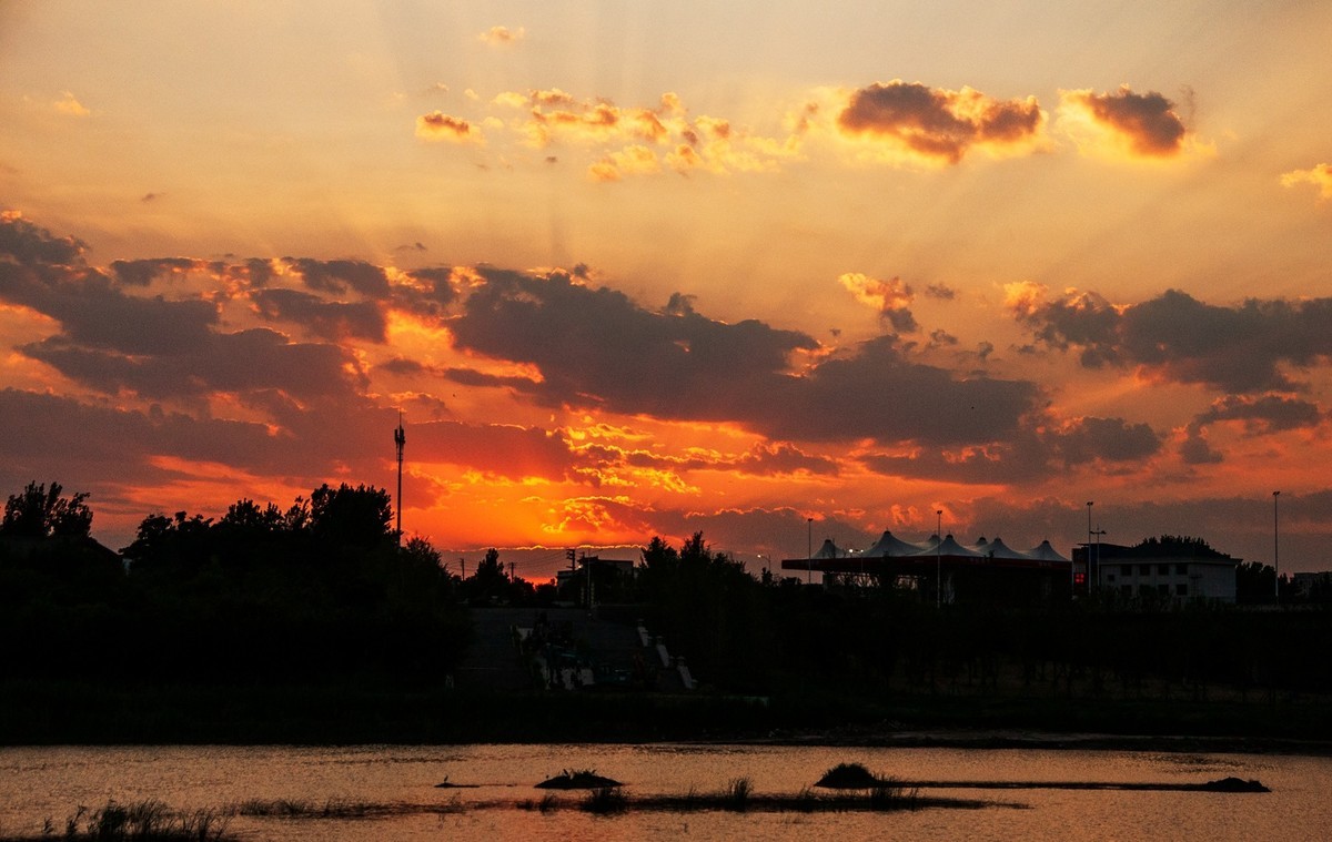 西边的太阳就要落山了