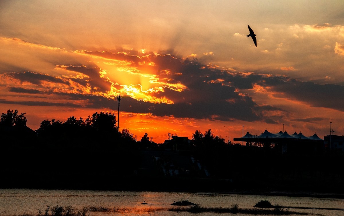 西边的太阳就要落山了