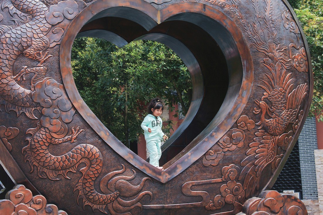 端午节一贴抓拍扫街《古城，花草和美女》片！祝大家节日安康快乐！