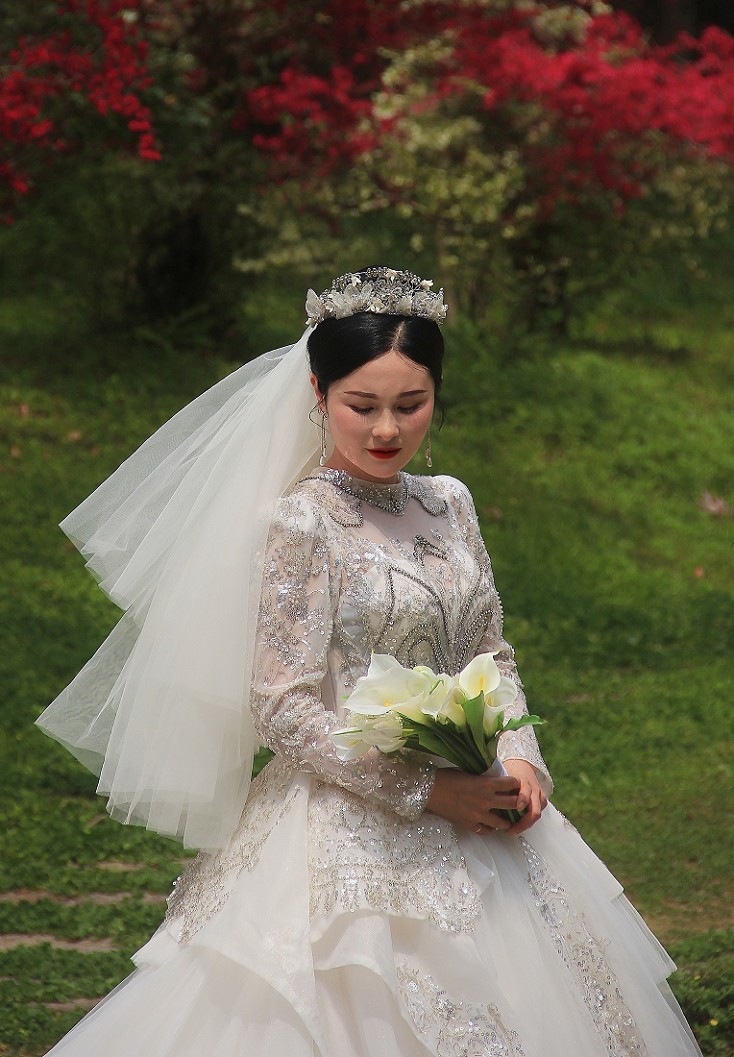 端午节一贴抓拍扫街《古城，花草和美女》片！祝大家节日安康快乐！