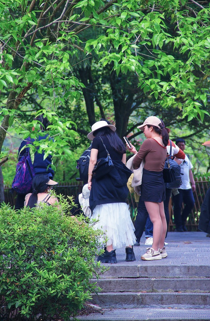 端午节一贴抓拍扫街《古城，花草和美女》片！祝大家节日安康快乐！