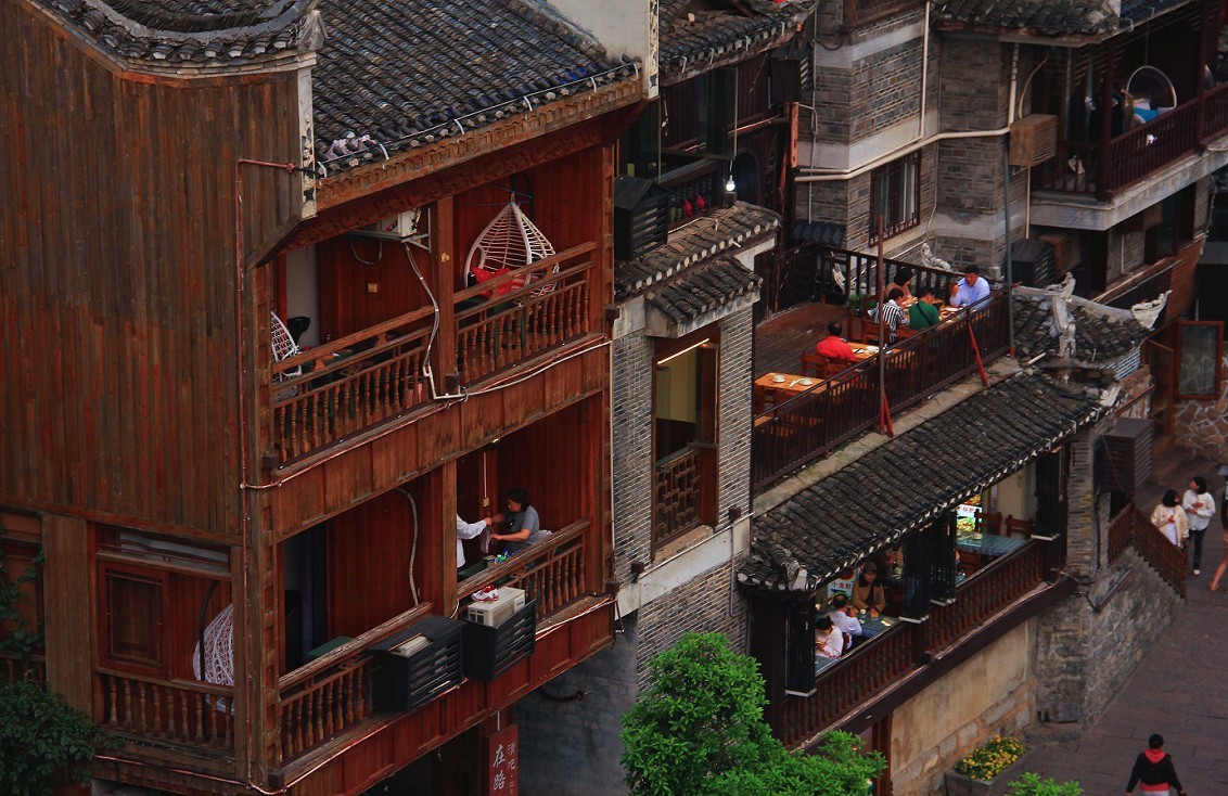 端午节一贴抓拍扫街《古城，花草和美女》片！祝大家节日安康快乐！