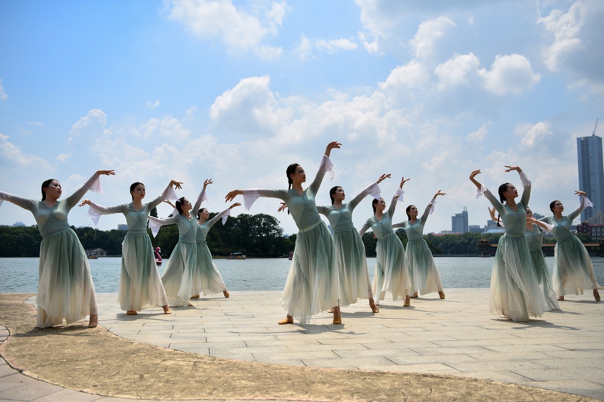 长沙遇拍：少女群舞，舞姿优雅