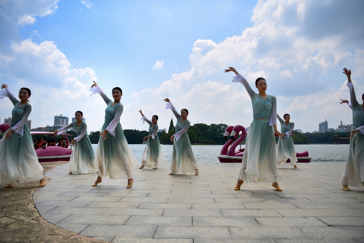 长沙遇拍：少女群舞，舞姿优雅