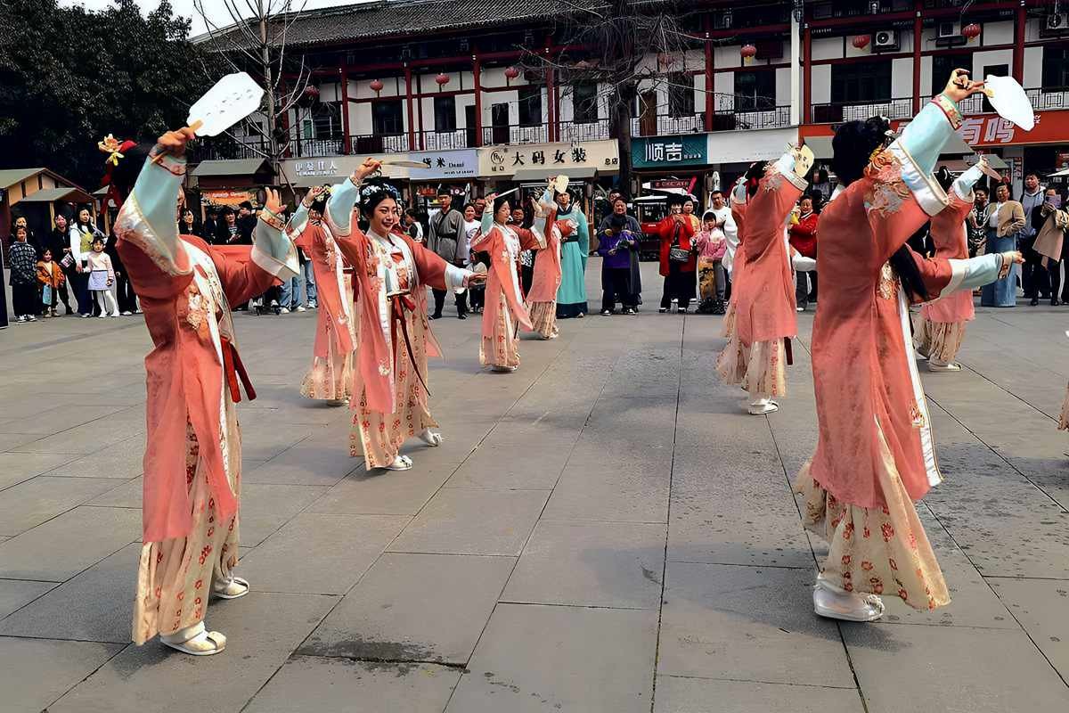 抓拍----成都罨画池广场文艺表演（一）