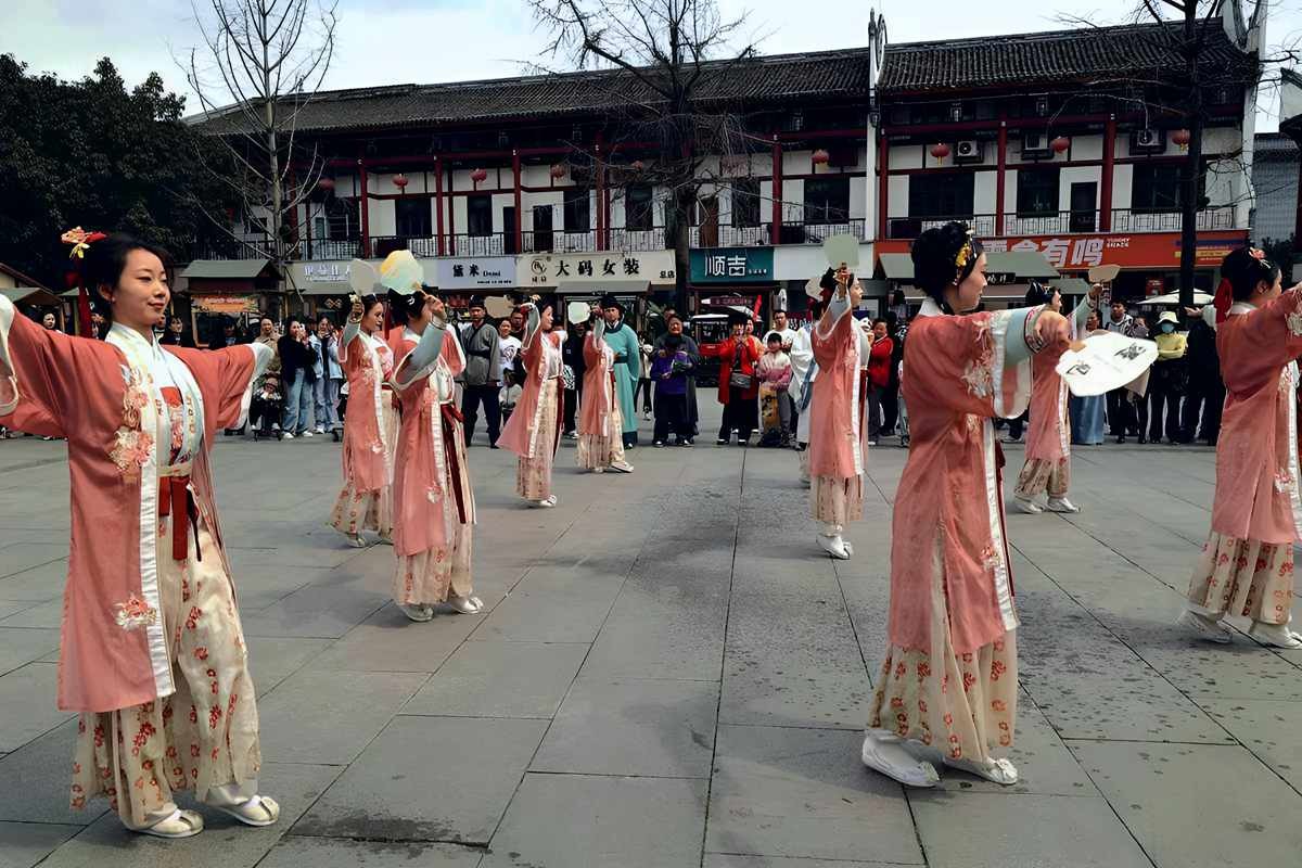 抓拍----成都罨画池广场文艺表演（一）