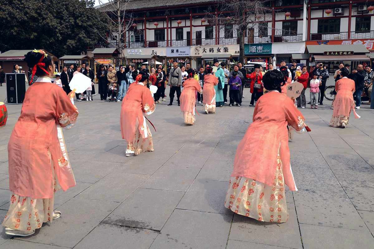 抓拍----成都罨画池广场文艺表演（一）