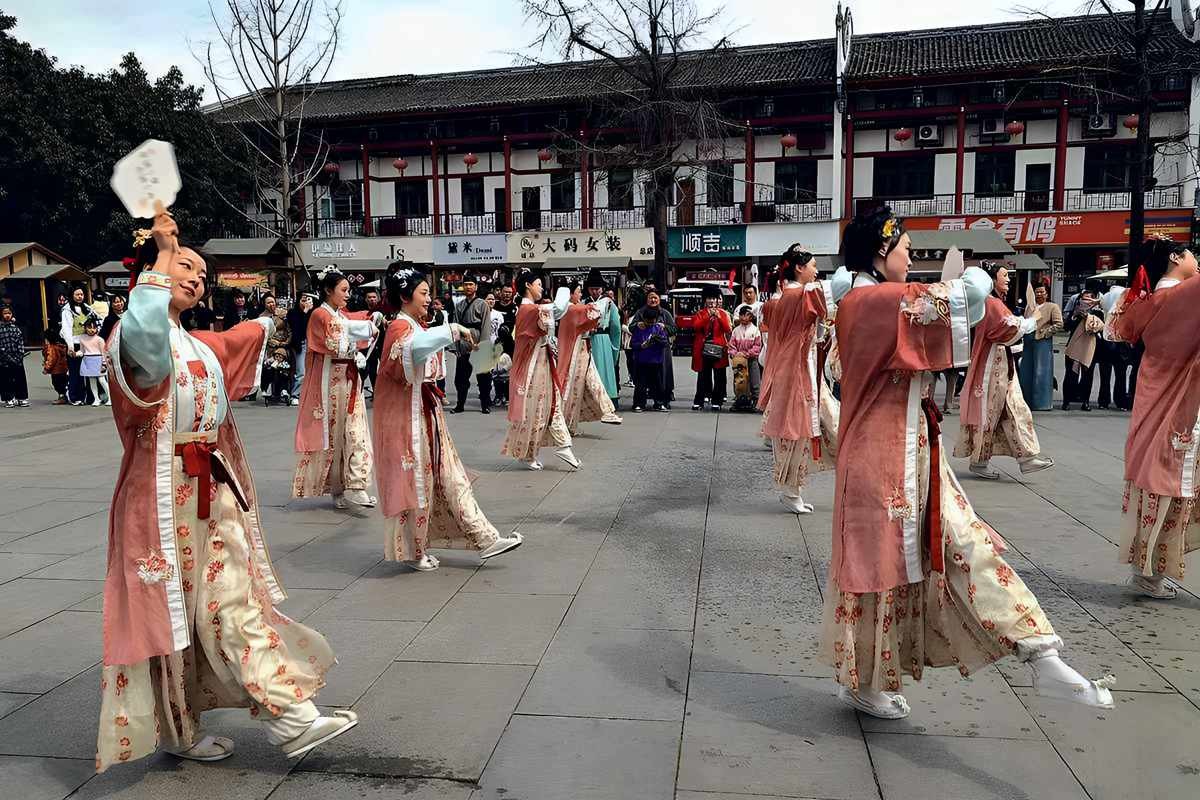 抓拍----成都罨画池广场文艺表演（一）