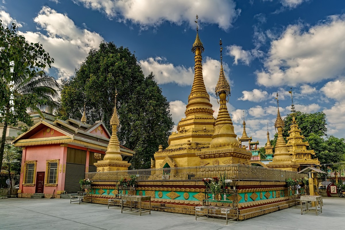 云南瑞丽：金鸭塔 · 观音寺