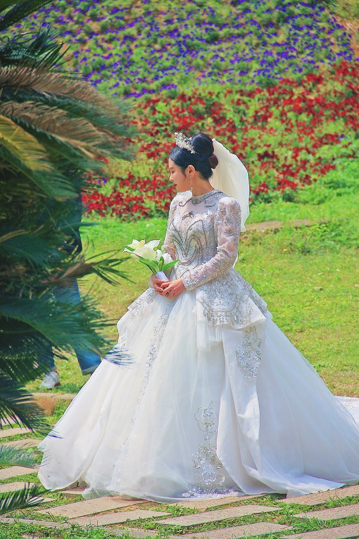 端午节一贴抓拍扫街《古城，花草和美女》片！祝大家节日安康快乐！
