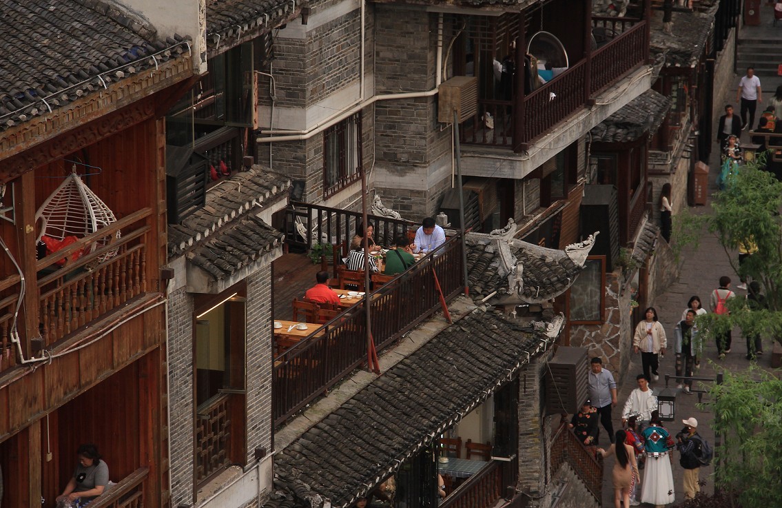 端午节一贴抓拍扫街《古城，花草和美女》片！祝大家节日安康快乐！