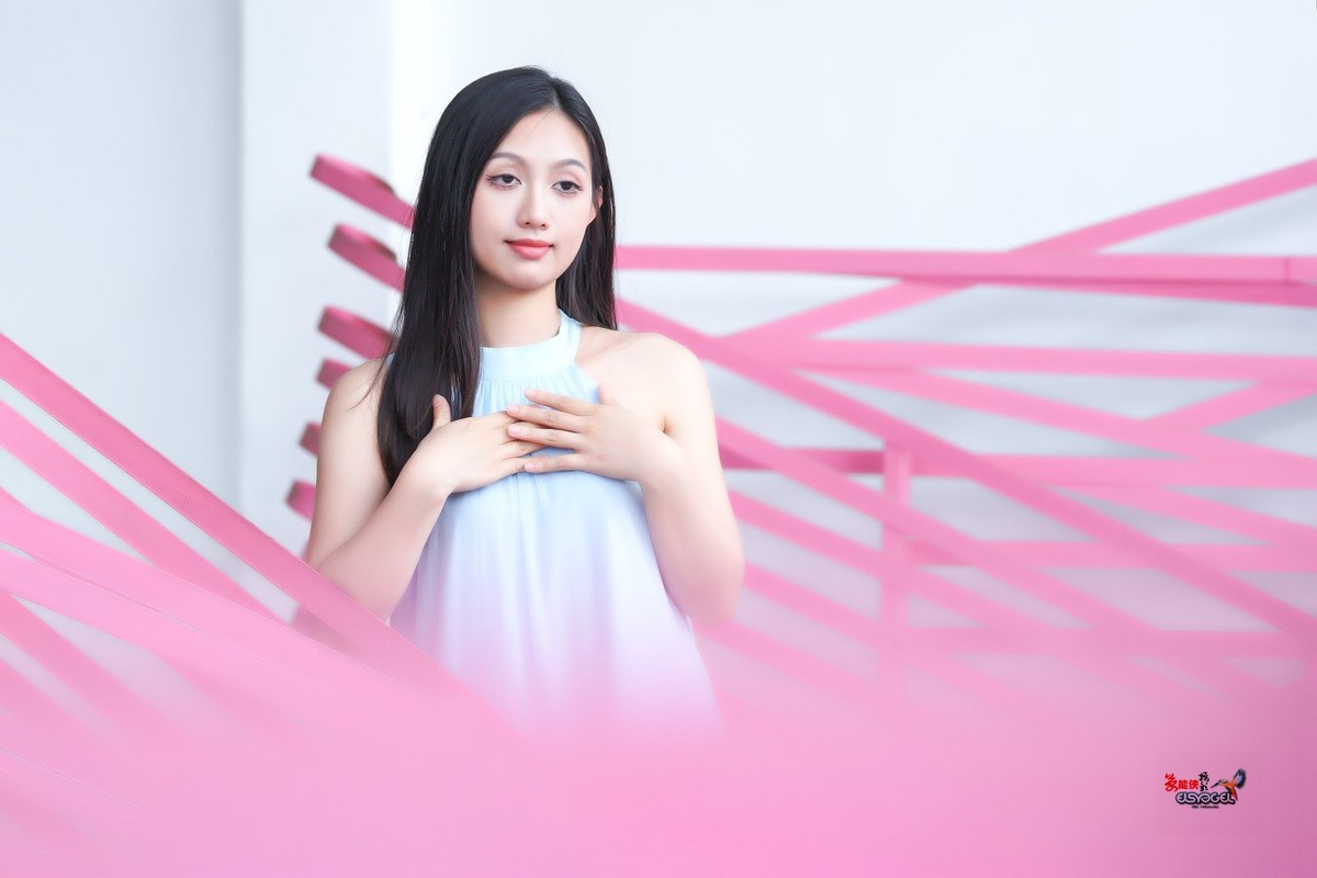 【粉色可爱少女】---小覔