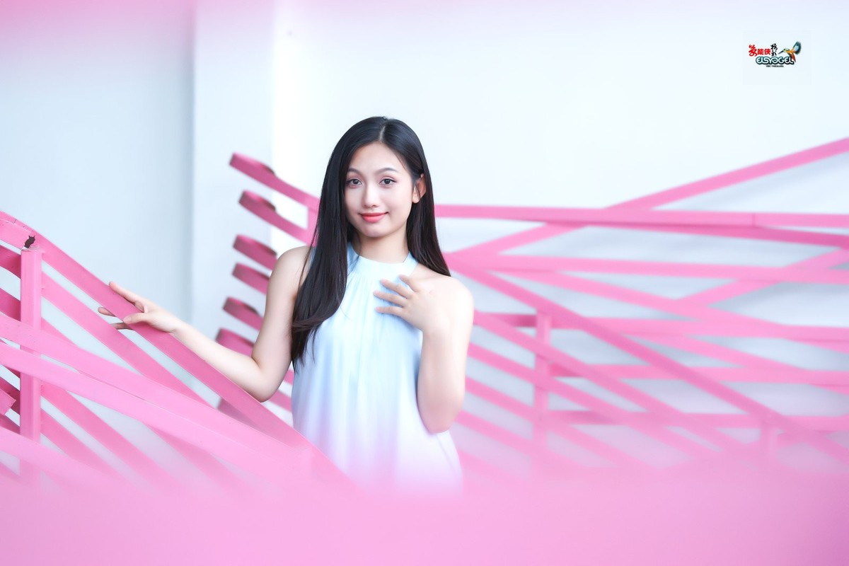 【粉色可爱少女】---小覔