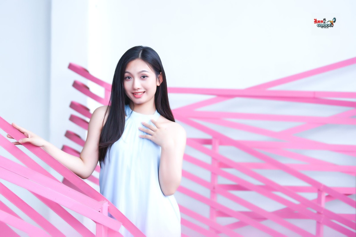 【粉色可爱少女】---小覔