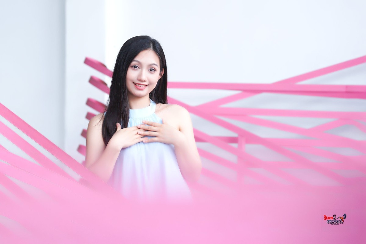 【粉色可爱少女】---小覔