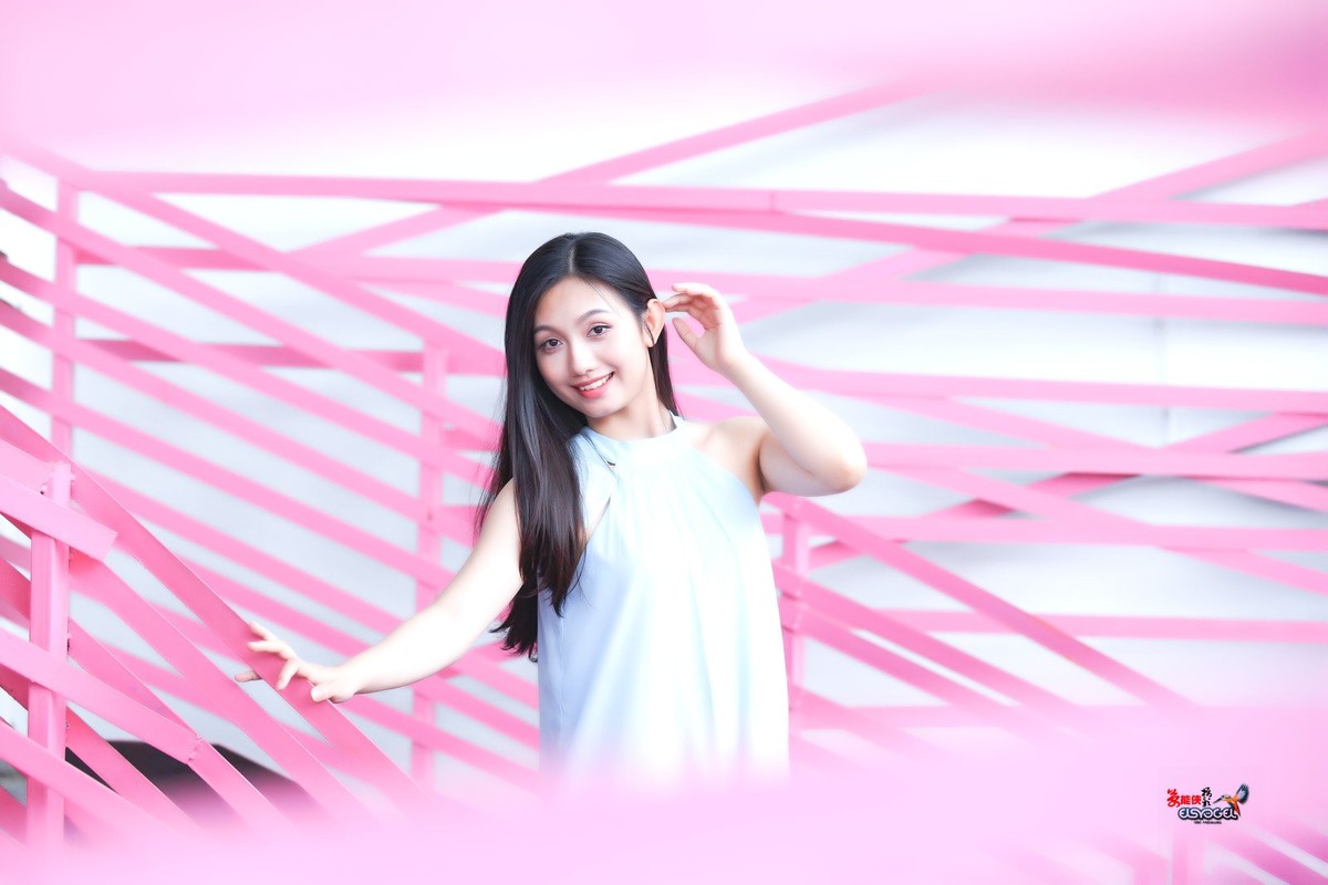 【粉色可爱少女】---小覔