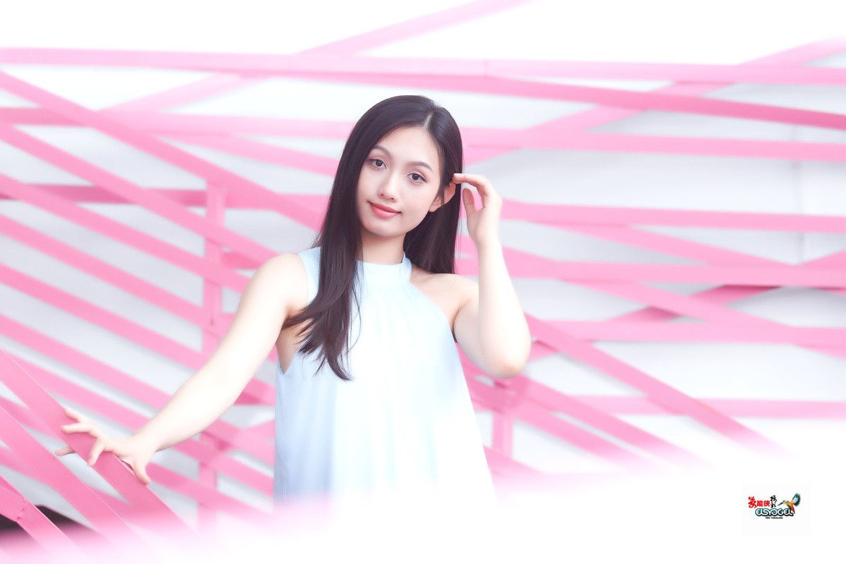 【粉色可爱少女】---小覔