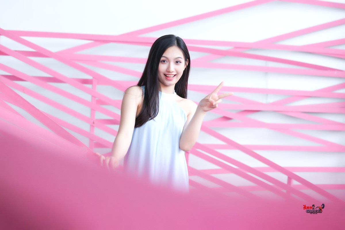 【粉色可爱少女】---小覔