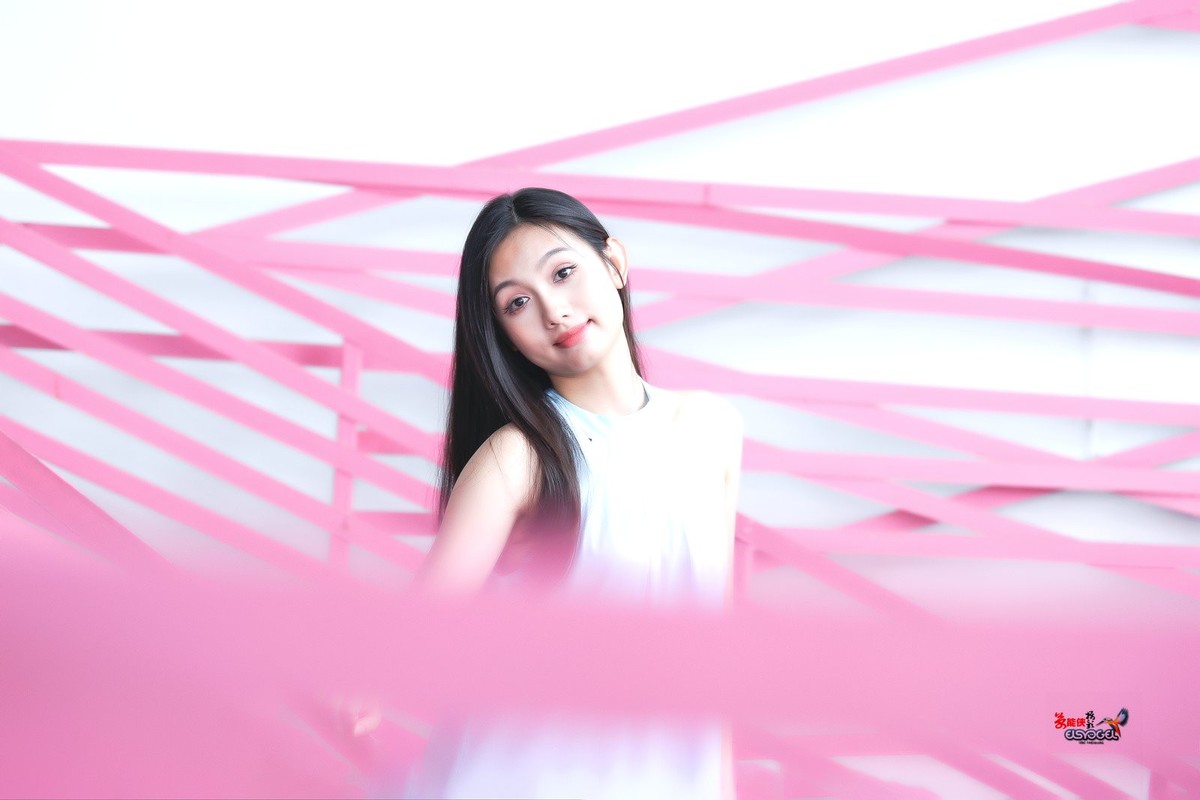 【粉色可爱少女】---小覔