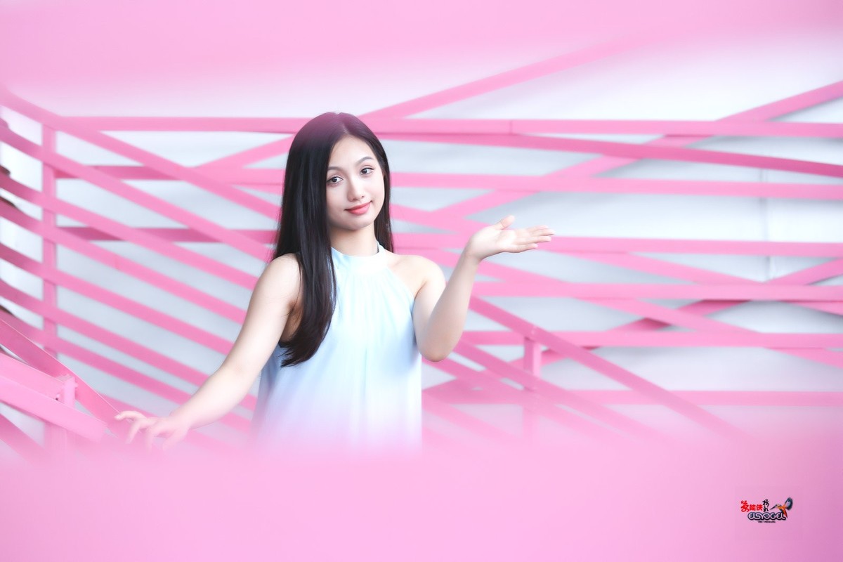 【粉色可爱少女】---小覔