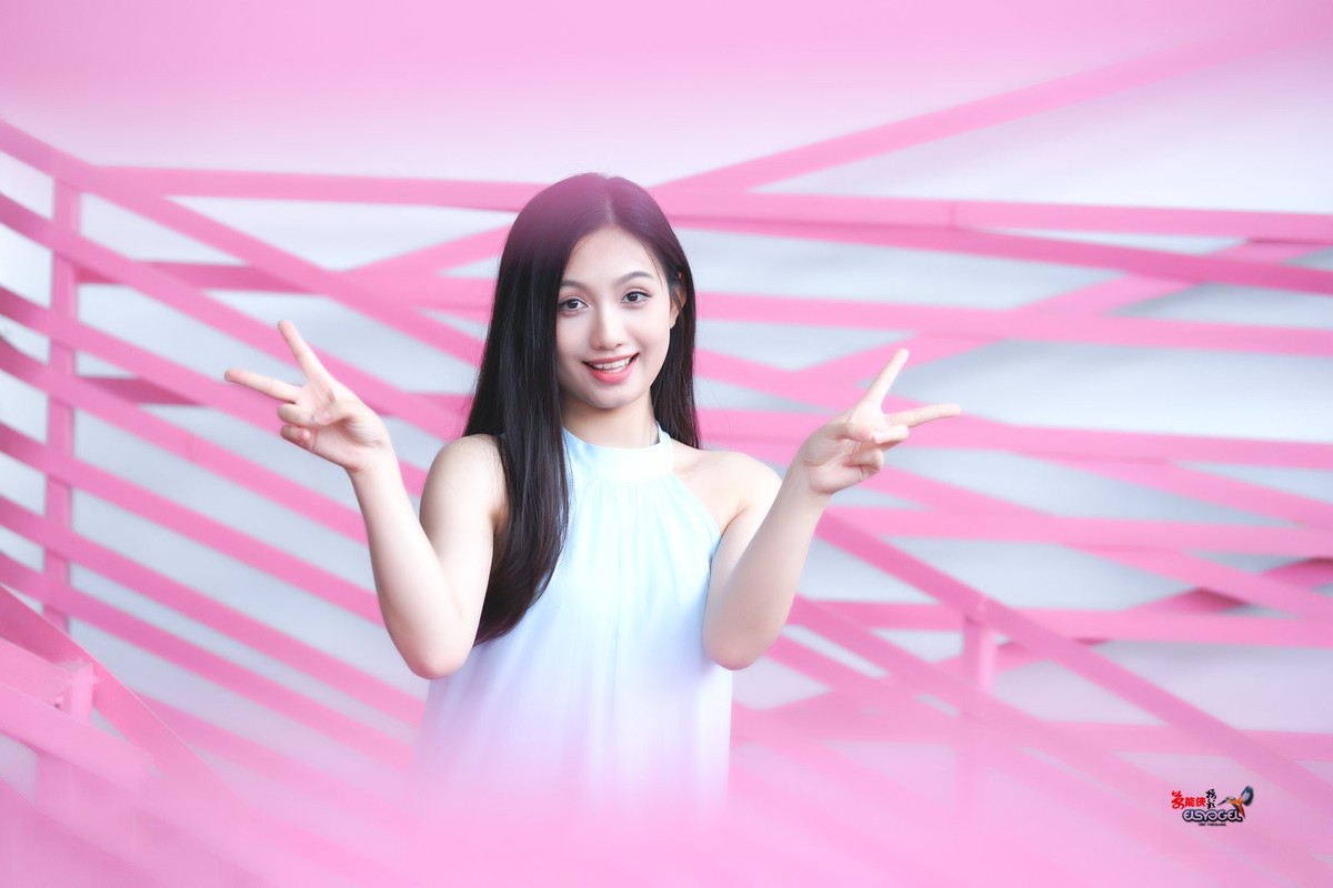 【粉色可爱少女】---小覔