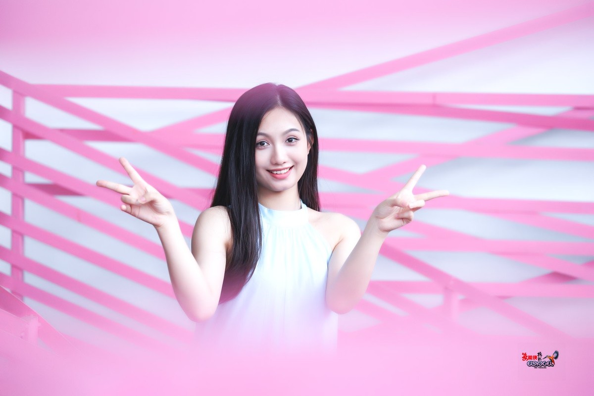 【粉色可爱少女】---小覔