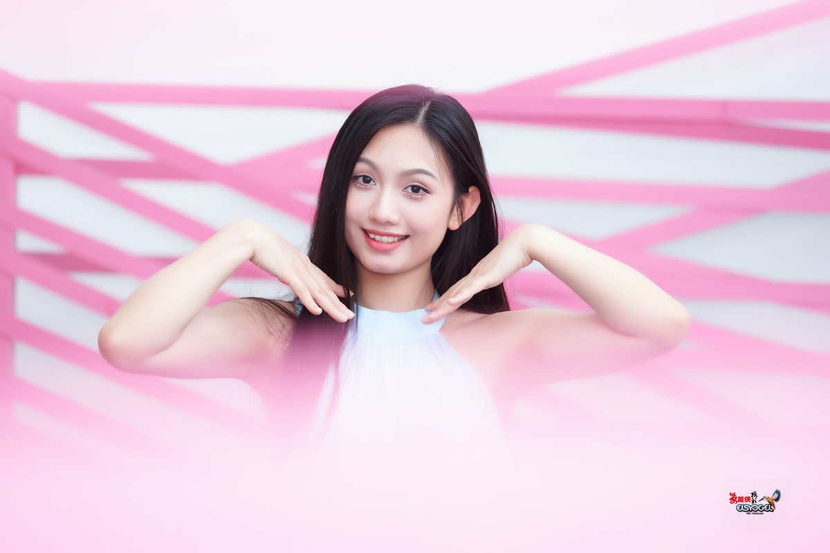 【粉色可爱少女】---小覔