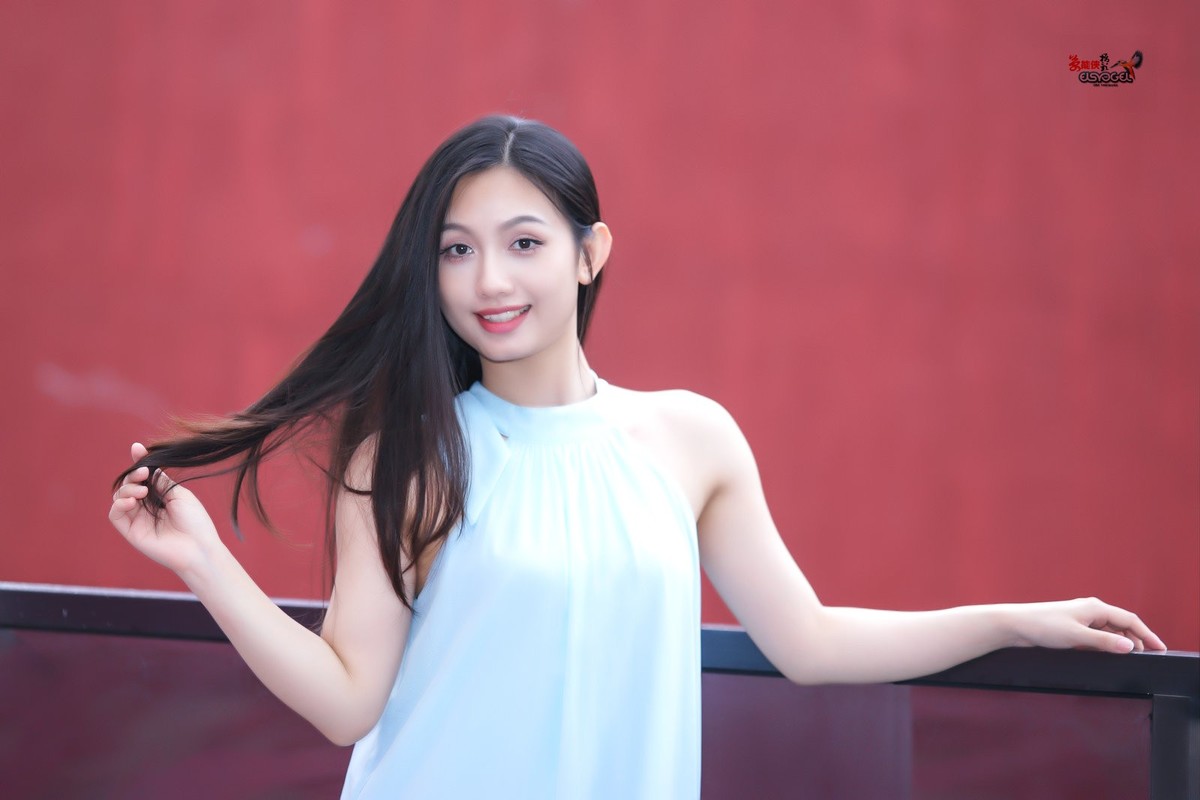 【粉色可爱少女】---小覔