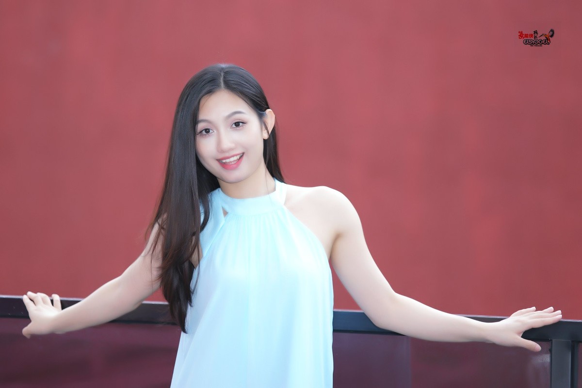 【粉色可爱少女】---小覔