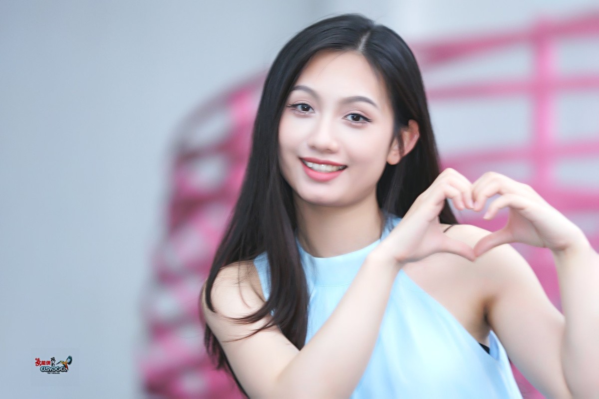 【粉色可爱少女】---小覔