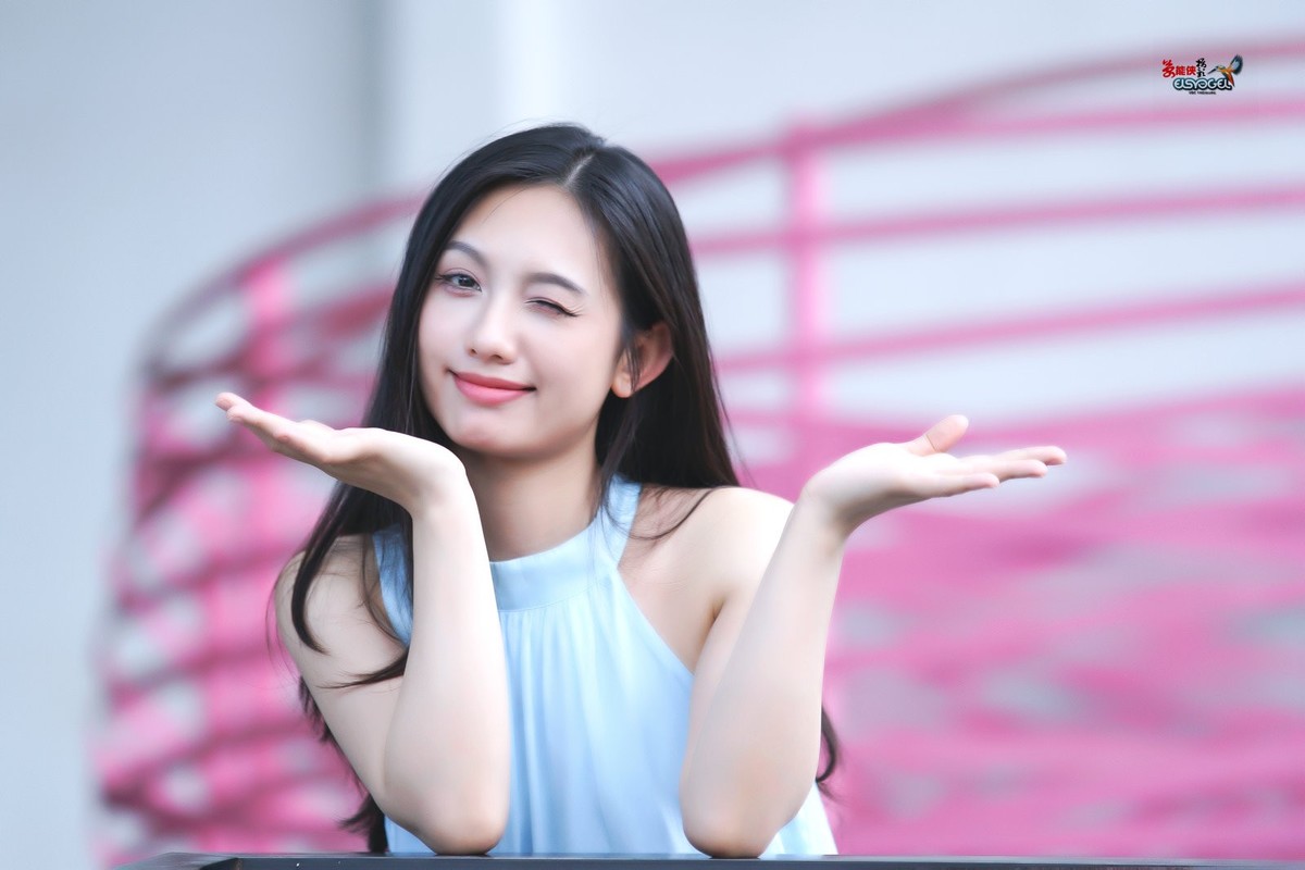 【粉色可爱少女】---小覔