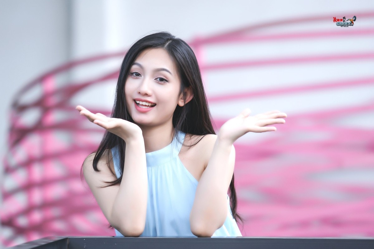 【粉色可爱少女】---小覔