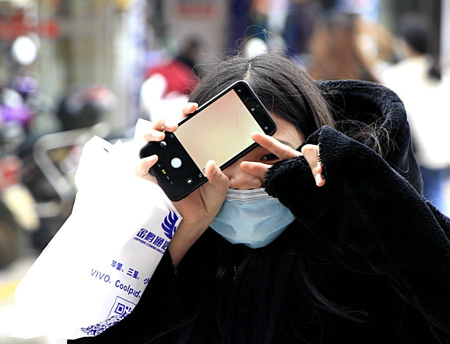 488《不老松：忆海南游记》临髙县购物公园[商场]门口拍！河北省正是冬天！没人穿这种