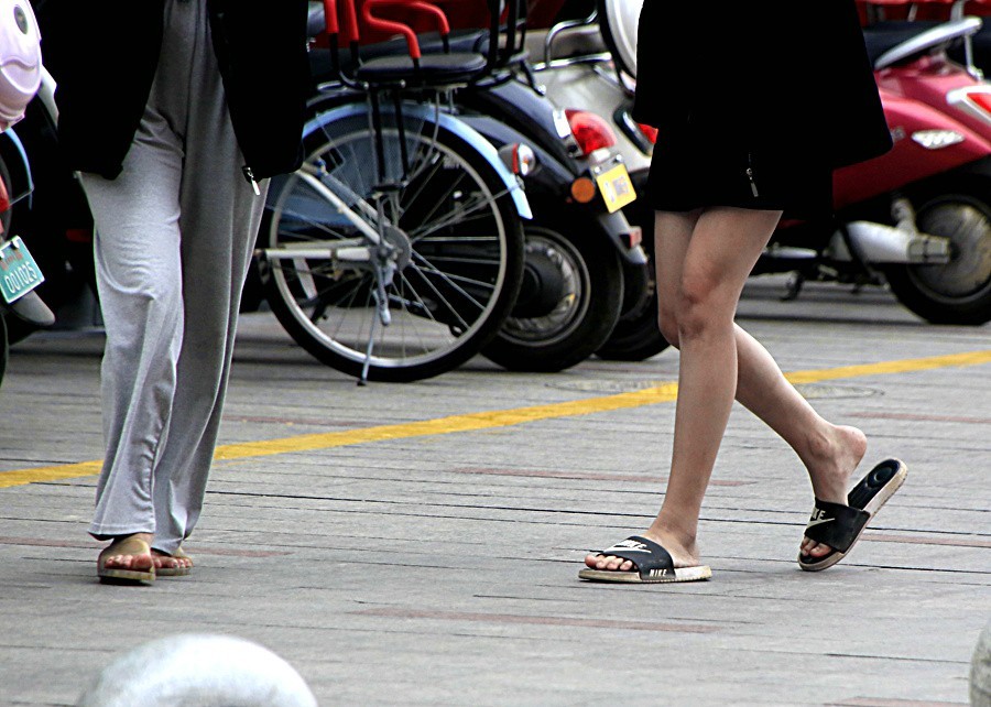 488《不老松：忆海南游记》临髙县购物公园[商场]门口拍！河北省正是冬天！没人穿这种