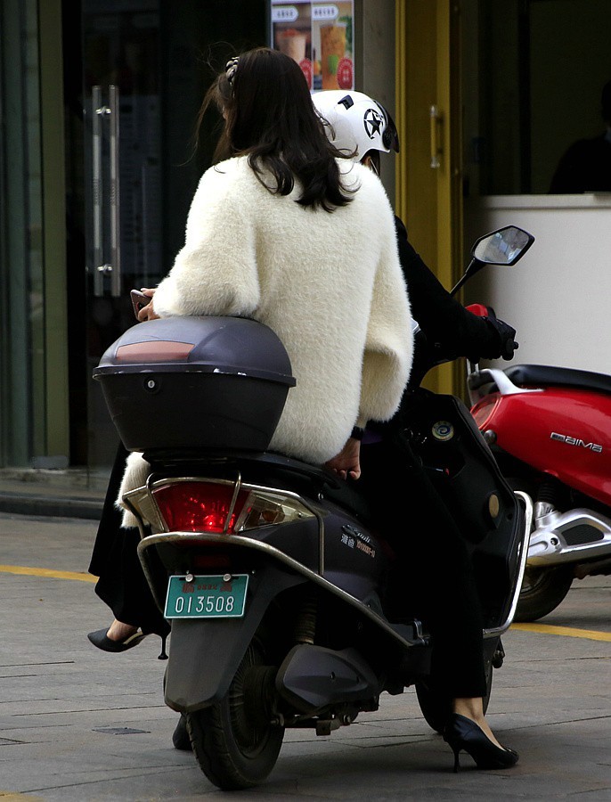 488《不老松：忆海南游记》临髙县购物公园[商场]门口拍！河北省正是冬天！没人穿这种