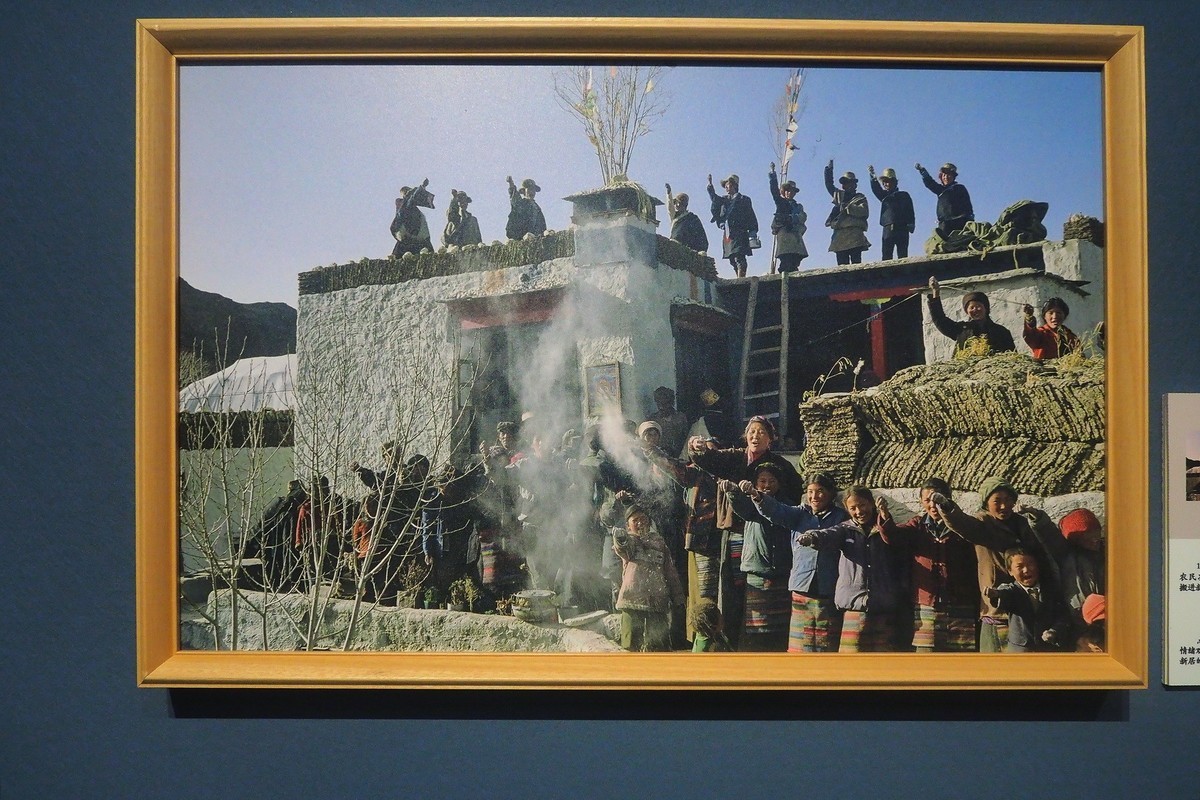 《“国社之镜·世纪光影”新华社新闻摄影展》下