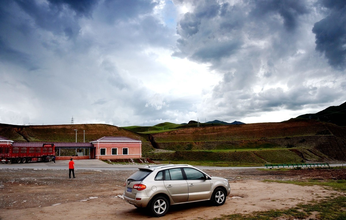同德县河北乡石藏丹霞观景台【暴雨前】