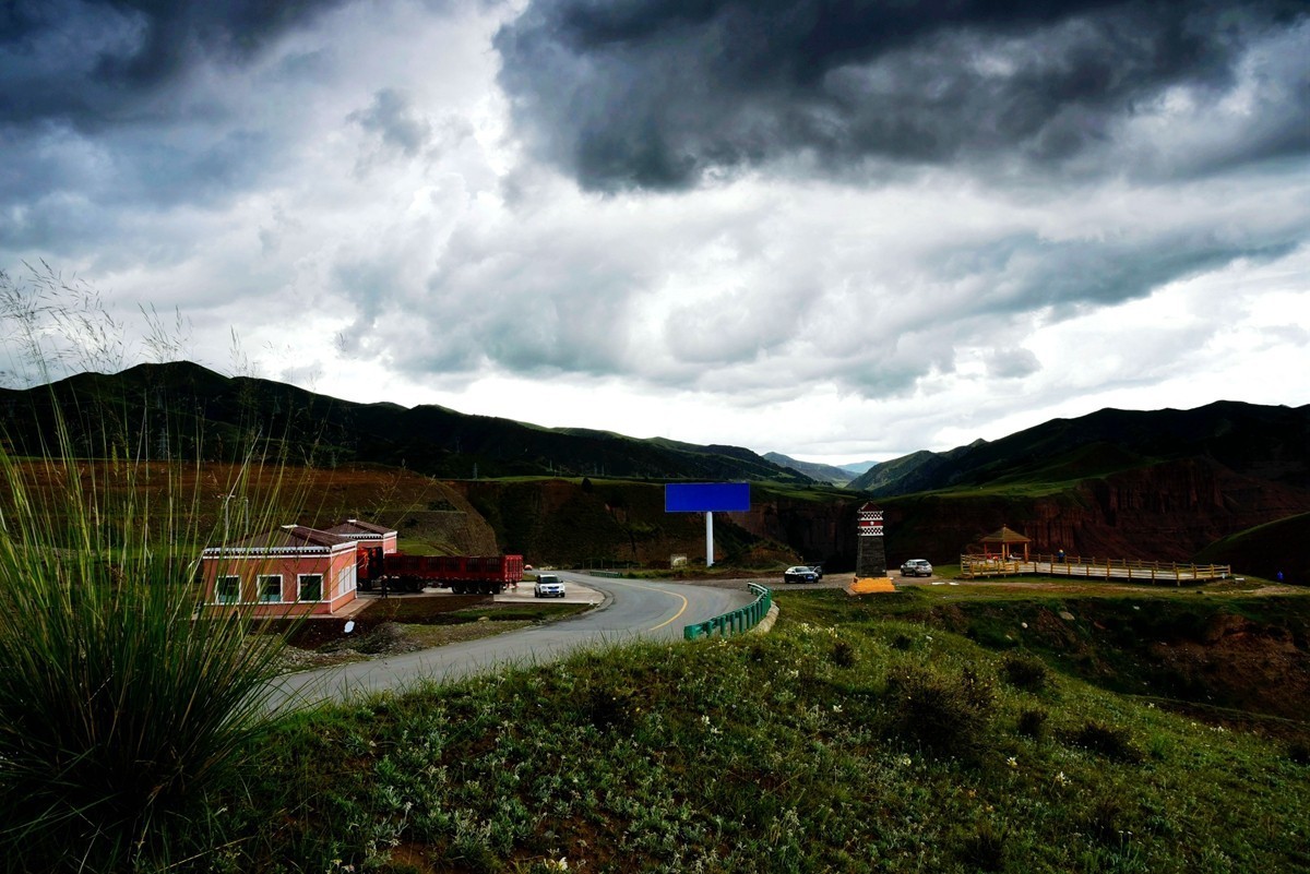 同德县河北乡石藏丹霞观景台【暴雨前】