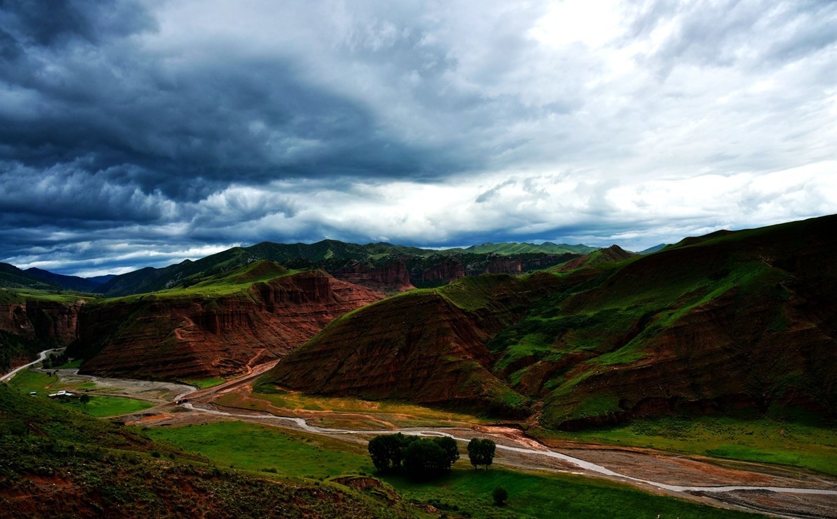 同德县河北乡石藏丹霞观景台【暴雨前】