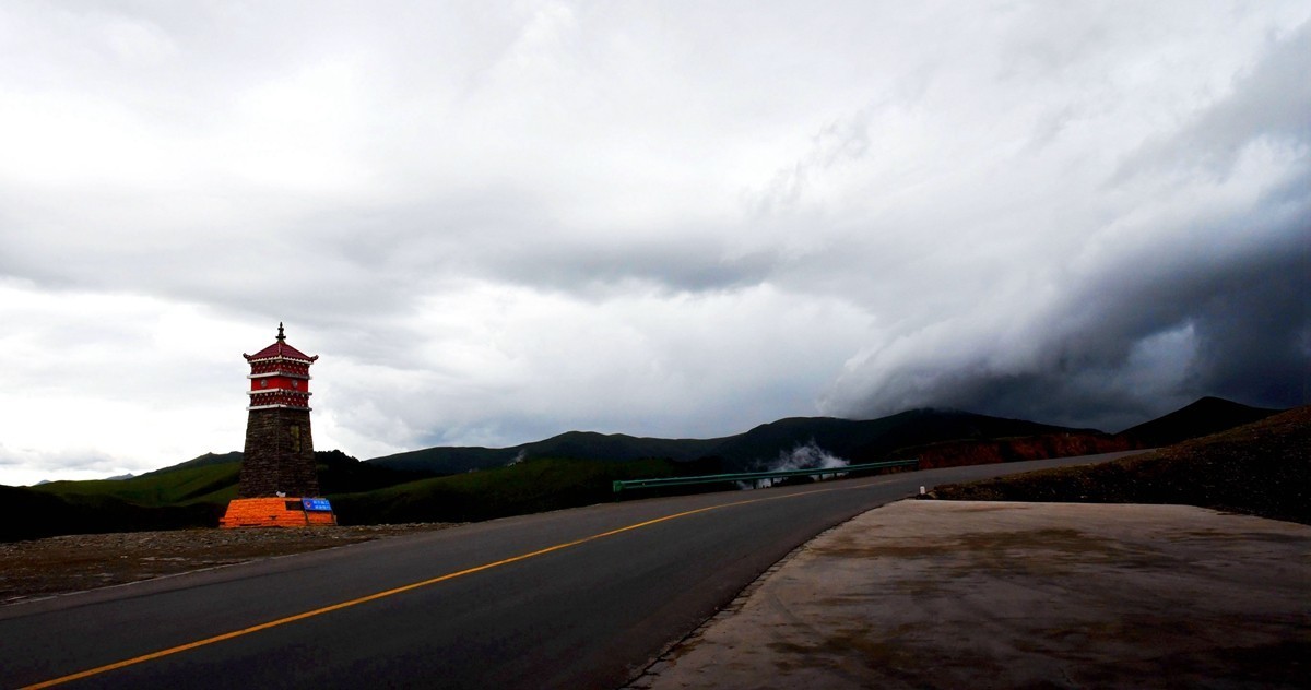 同德县河北乡石藏丹霞观景台【暴雨前】