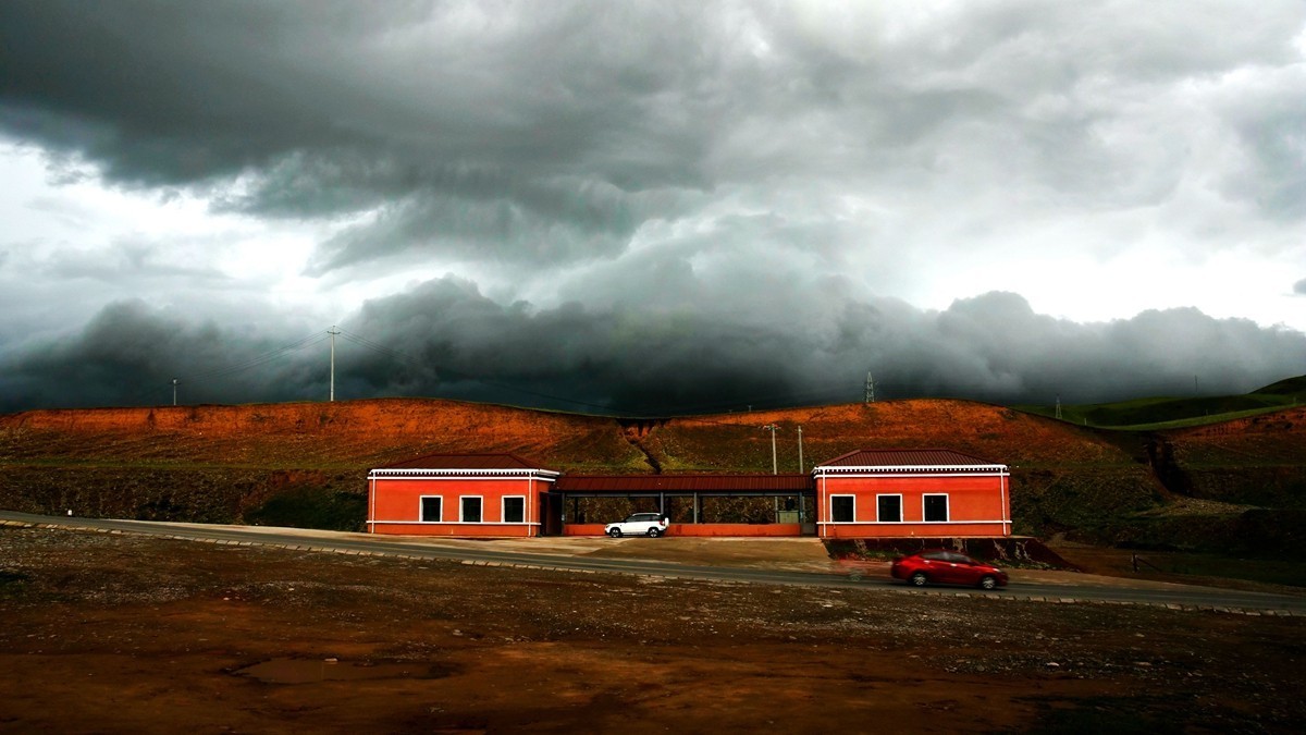 同德县河北乡石藏丹霞观景台【暴雨前】