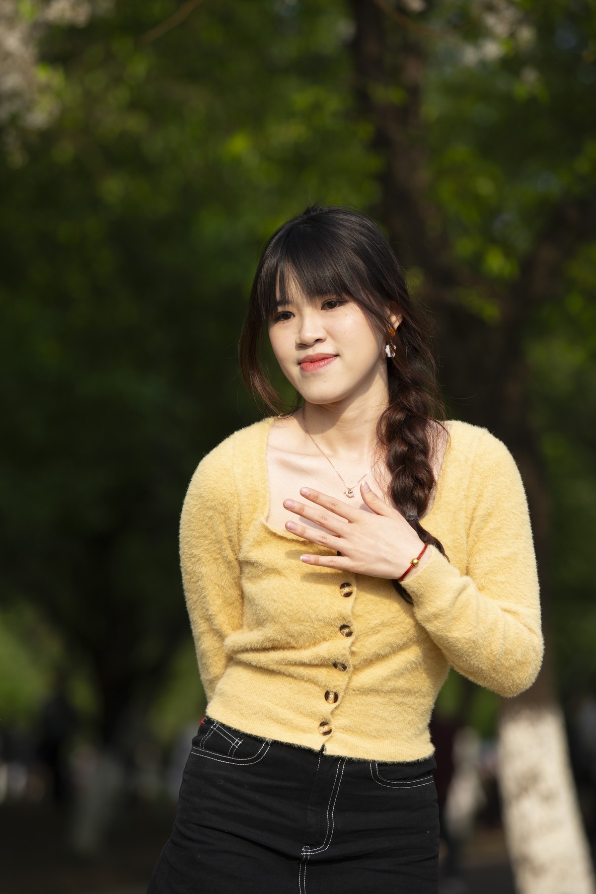 黄衣女子