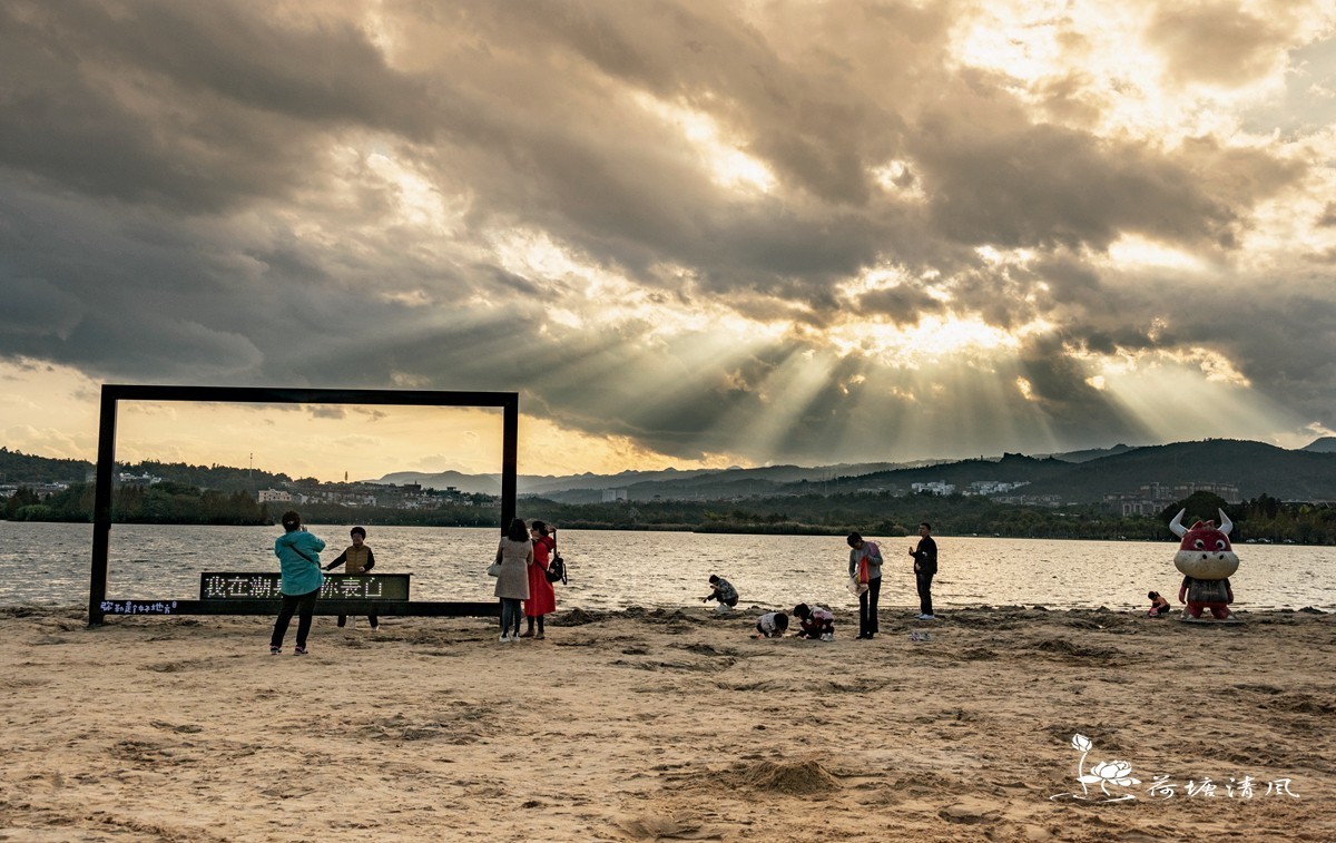 云南，弥勒市，泉湖晚霞。