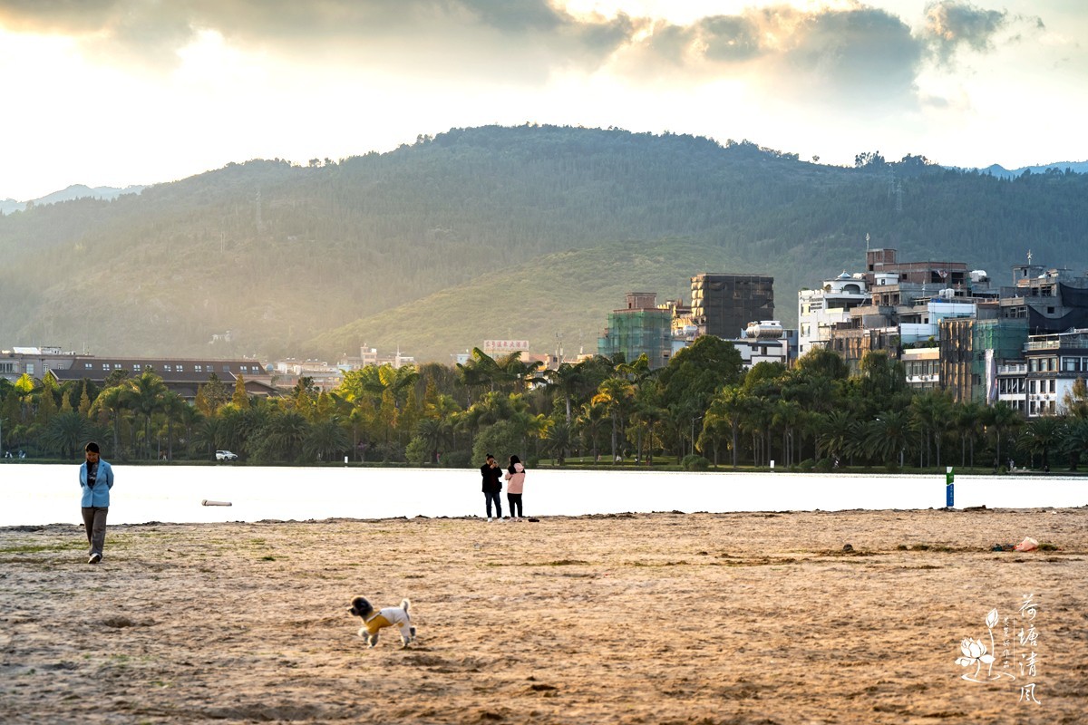 云南，弥勒市，泉湖晚霞。