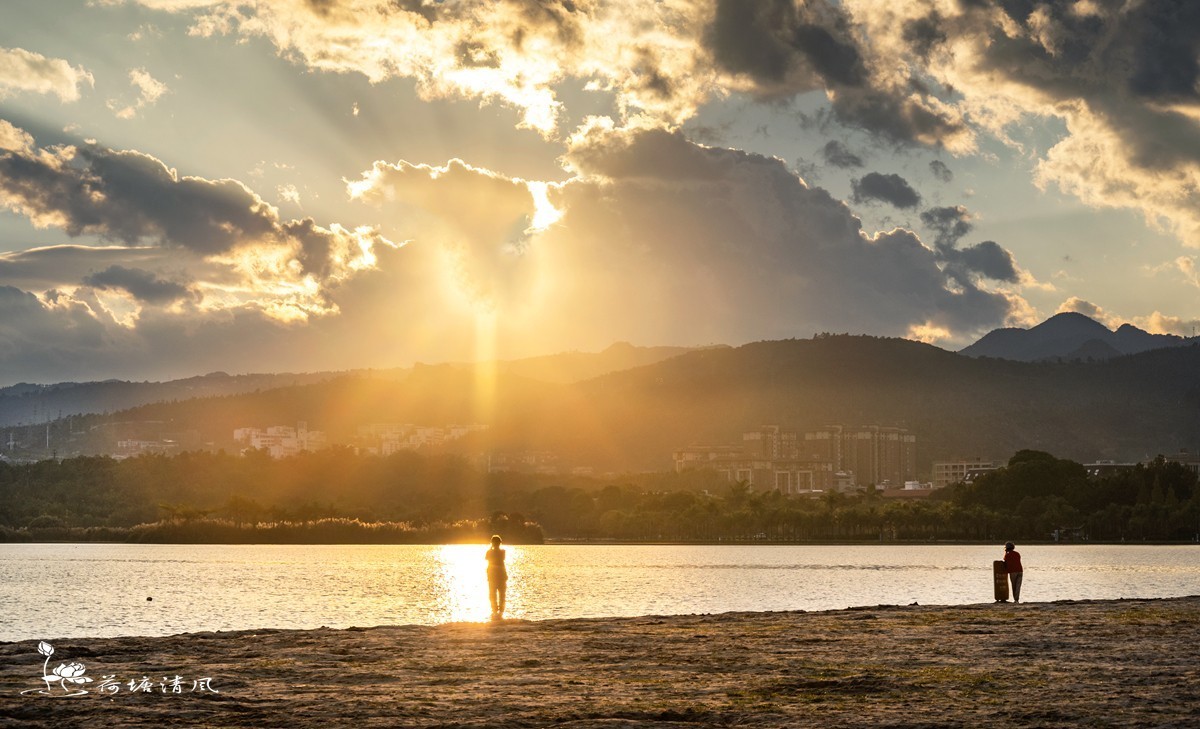 云南，弥勒市，泉湖晚霞。