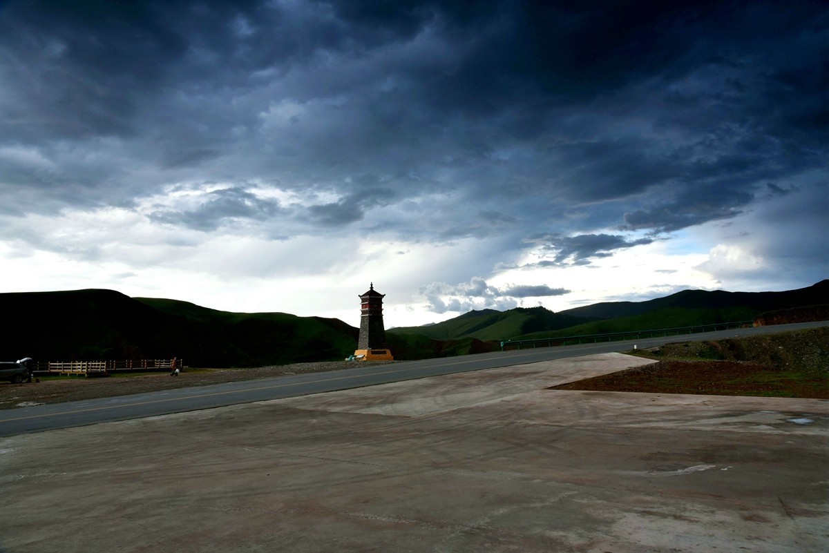 同德县河北乡石藏丹霞观景台【暴雨前】