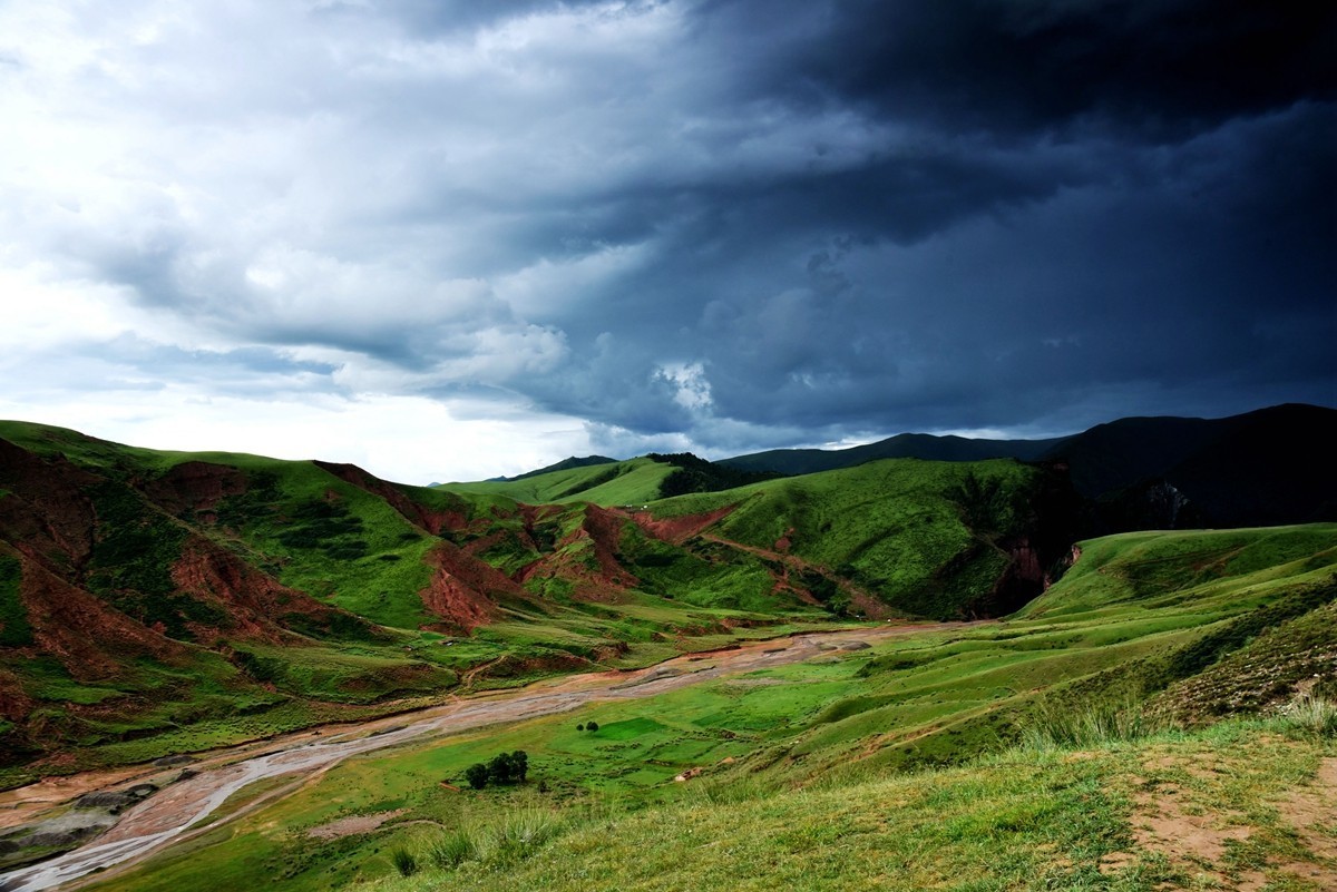 同德县河北乡石藏丹霞观景台【暴雨前】