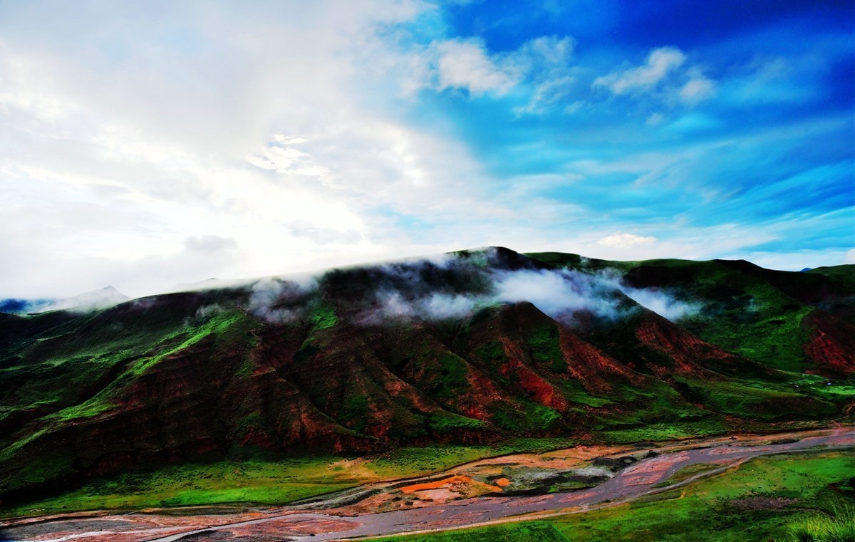 同德县河北乡石藏丹霞观景台暴雨后